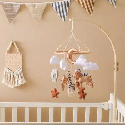 mobile bébé en feutre naturel et bois de bambou