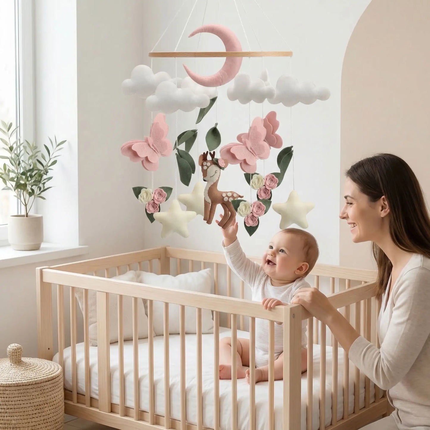 mobile pour bébé | thème nature avec biche et papillons, couleur rose
