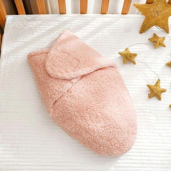 nid d'ange bebe rose enveloppant hiver 