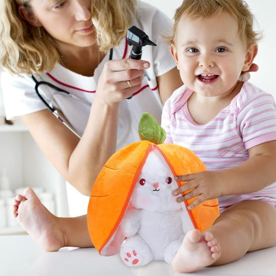 peluche lapin tenue par enfant en interieur