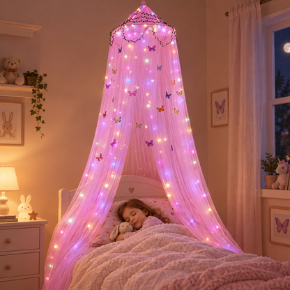 ciel de lit lumineux rose à motifs papillons avec fillette endormie