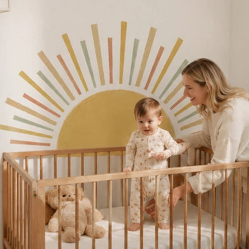 Stickers muraux chambre tête de lit soleil derrière un berceau en bois, enfant debout