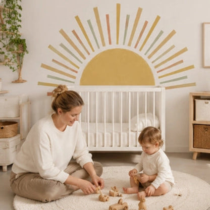 Stickers muraux chambre tête de lit soleil bohème au-dessus d’un berceau blanc, maman et bébé