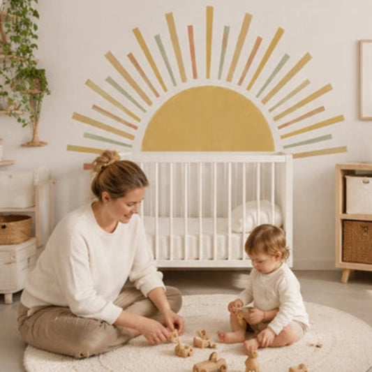 Stickers muraux chambre tête de lit soleil bohème au-dessus d’un berceau blanc, maman et bébé