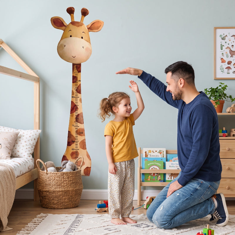 toise enfant girafe, papa qui mesure sa fille