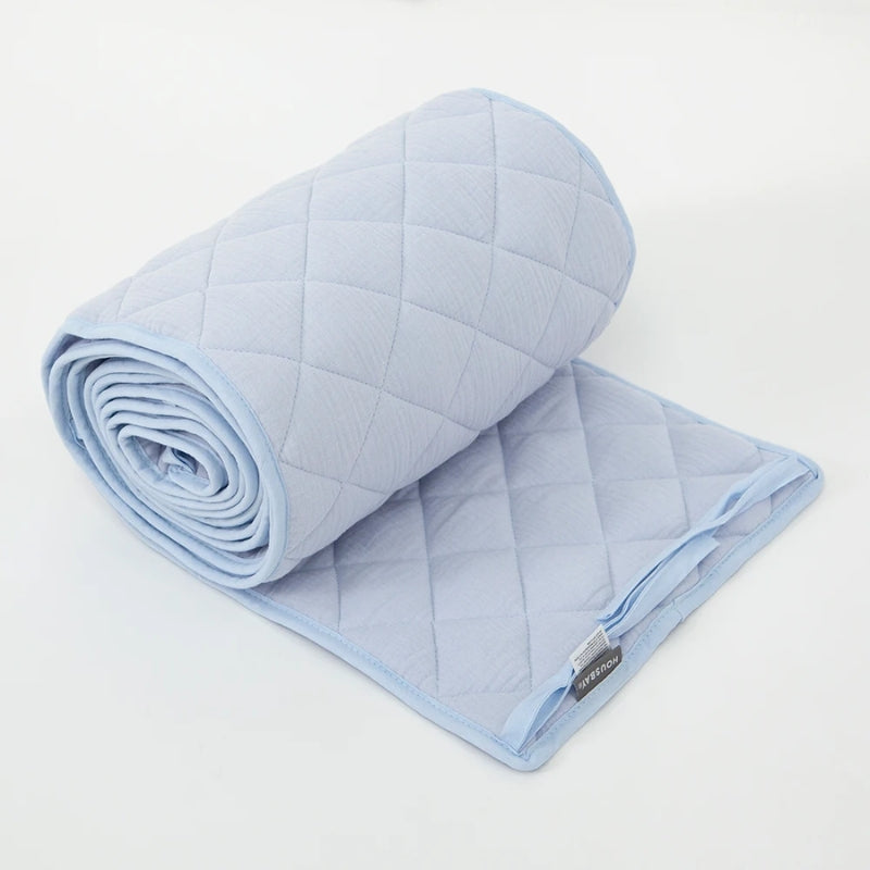 tour de lit gaze de coton bleu roulé