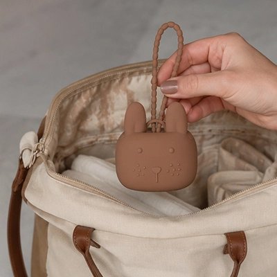 Étui étanche en silicone pour boite pour tetine rangé dans un sac à couches