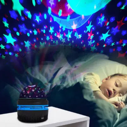 Veilleuse projecteur étoile posée sur la table de chevet, enfant au lit
